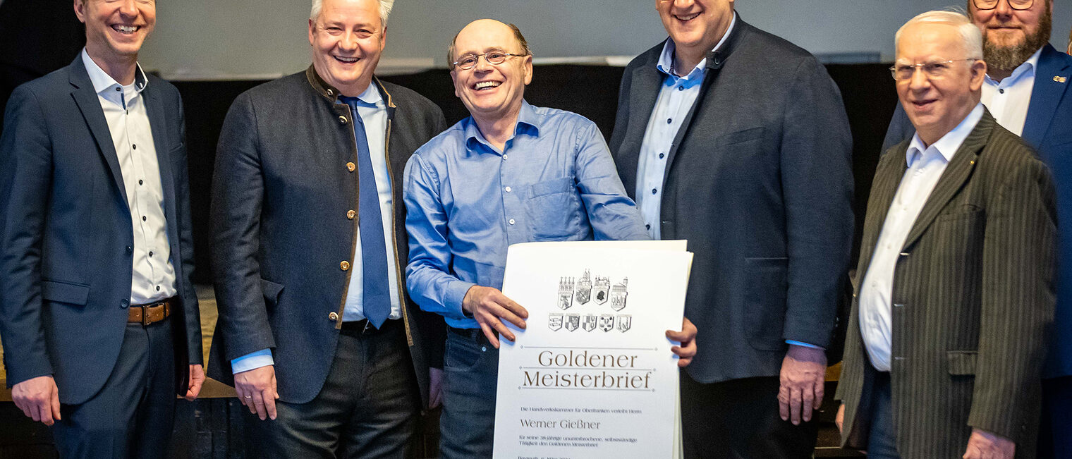 Erfreut, glücklich, aber auch stolz auf den Titel „Goldener Meister“: Landmaschinenmechanikermeister Werner Gießner aus Hollfeld exemplarisch für alle Geehrten. Erfreut, glücklich, aber auch stolz auf den Titel „Goldener Meister“: Landmaschinenmechanikermeister Werner Gießner aus Hollfeld exemplarisch für alle Geehrten.