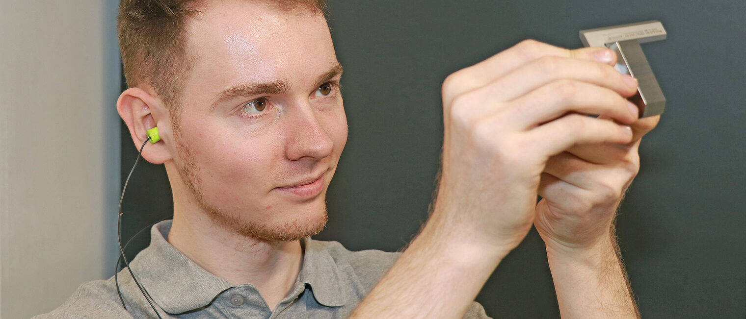 Qualitativ hochwertige Bauteile - das ist die Spezialität von Feinwerkmechanikermeister Tobias Voigtmann, der in Helmbrechts sein eigenes Unternehmen gegründet hat. Qualitativ hochwertige Bauteile - das ist die Spezialität von Feinwerkmechanikermeister Tobias Voigtmann, der in Helmbrechts sein eigenes Unternehmen gegründet hat.