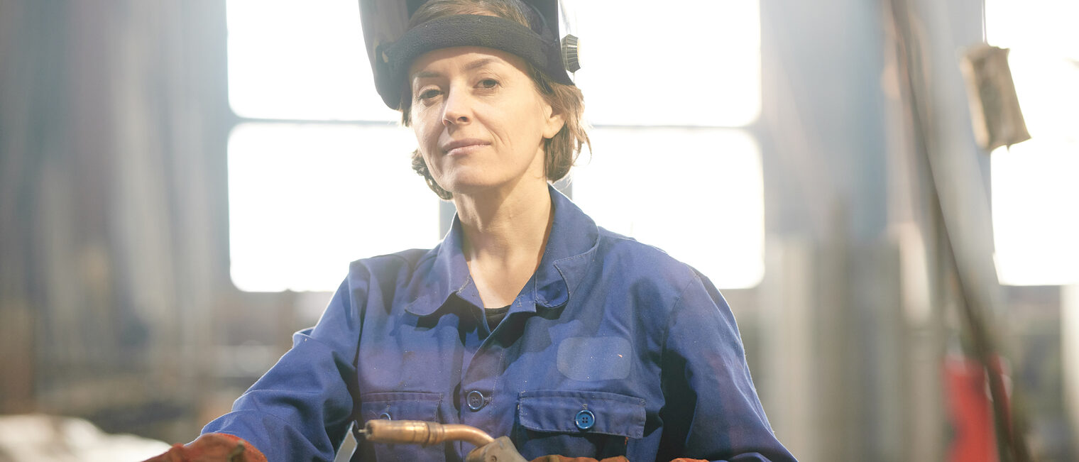 Schweißerin bei der Arbeit