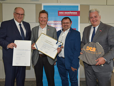 Karl-Peter Wittig (Zweiter von links) erhielt für sein enormes berufliches und ehrenamtliches Engagement die Goldene Ehrennadel des oberfränkischen Handwerks. Mit im Bild (von links) HWK-Hauptgeschäftsführer Reinhard Bauer, Vizepräsident Harald Sattler und Präsident Matthias Graßmann.