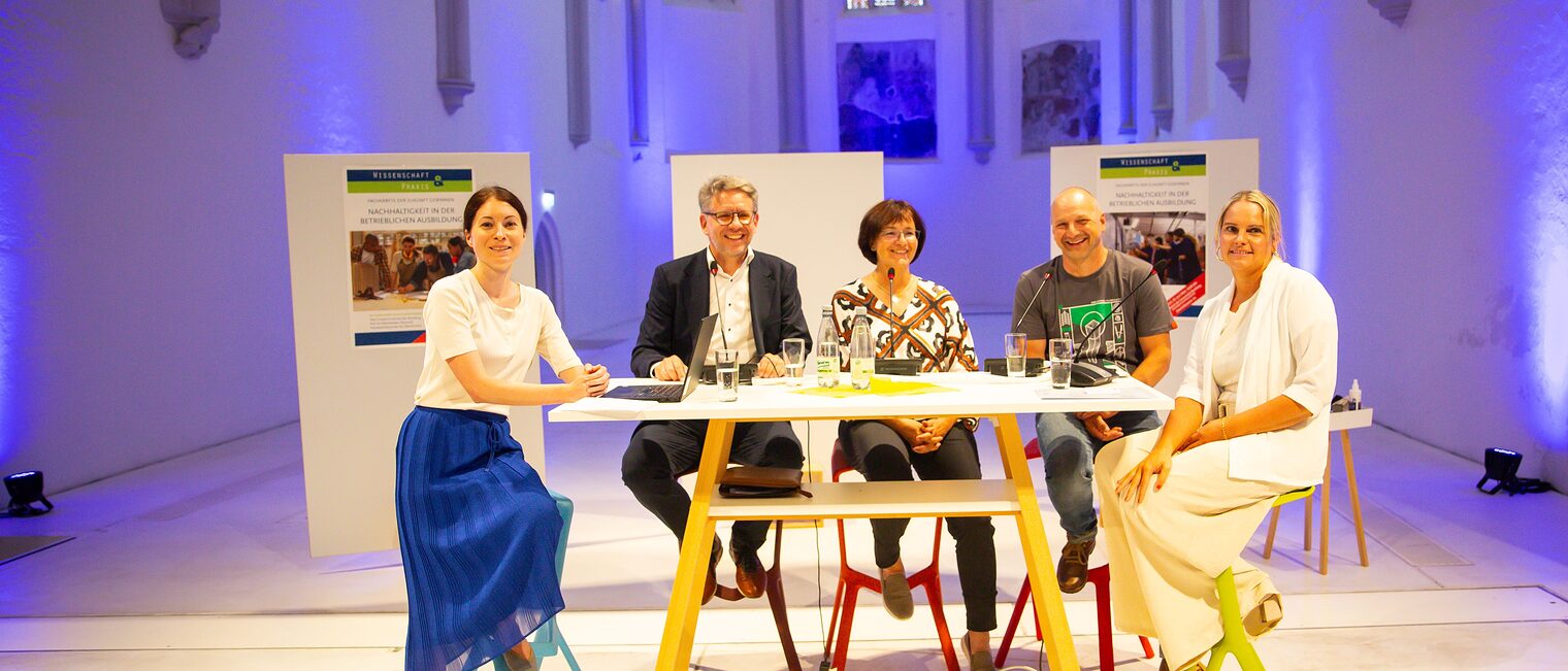 Führten eine lebhafte und interessante Diskussion, die Sandra Peter von der IHK für Oberfranken Bayreuth (links) moderierte: Michael Stammberger (Leiter Ausbildung bei der Brose Gruppe), Gisela Raab (Mitglied der Geschäftsleitung der RAAB Bau GmbH), Sozialpädagoge und Schreiner Michael Goschenhofer (Spundwerk GbR) und Professorin Silvia Annen von der Universität Bamberg (von links). Führten eine lebhafte und interessante Diskussion, die Sandra Peter von der IHK für Oberfranken Bayreuth (links) moderierte: Michael Stammberger (Leiter Ausbildung bei der Brose Gruppe), Gisela Raab (Mitglied der Geschäftsleitung der RAAB Bau GmbH), Sozialpädagoge und Schreiner Michael Goschenhofer (Spundwerk GbR) und Professorin Silvia Annen von der Universität Bamberg (von links).