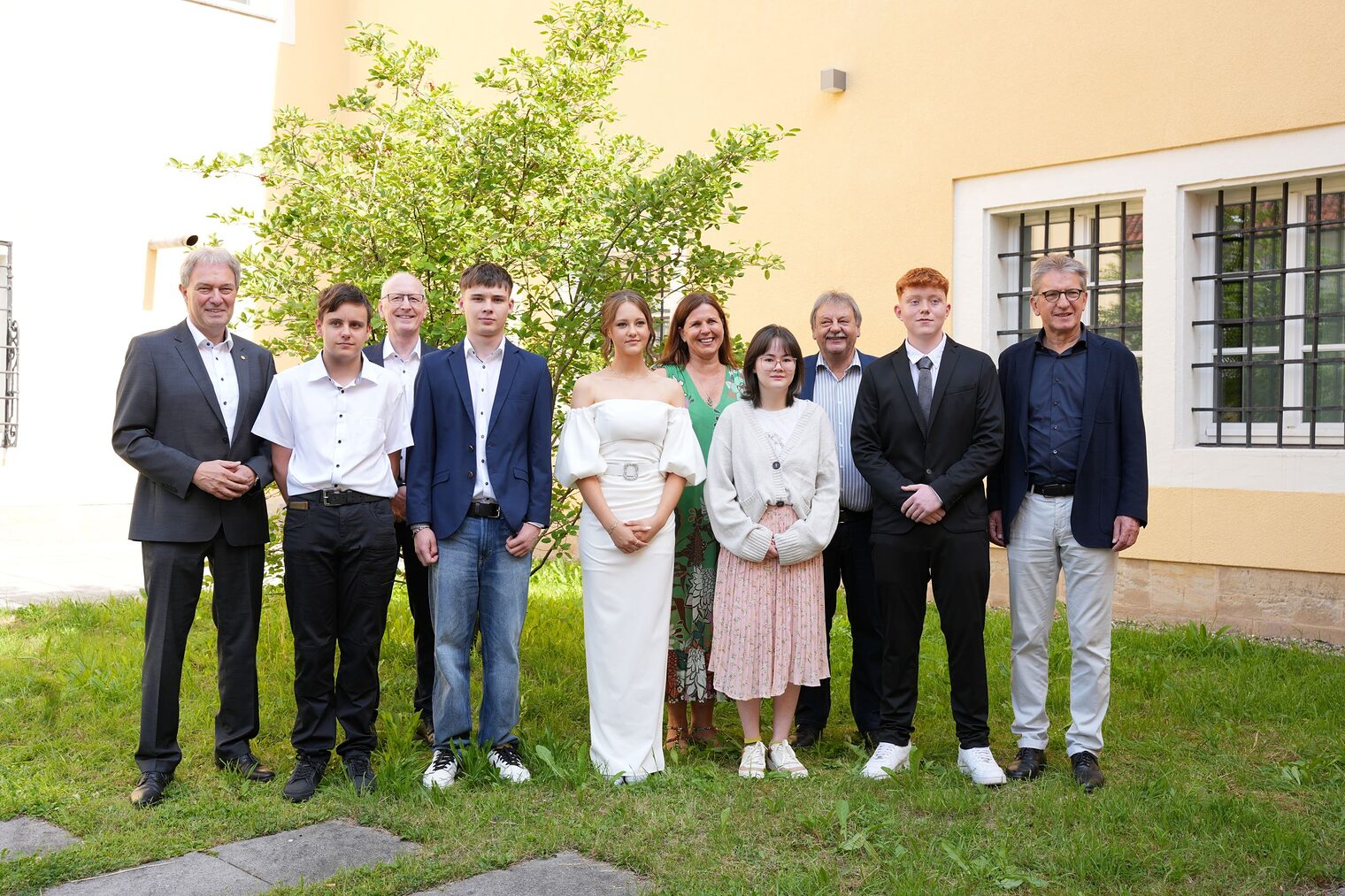 Gruppenfoto von Schülern und Schülerinnen sowie Vertretern des Schulamts der HWK und IHK bei der Bestenehrung 2024 in Kronach