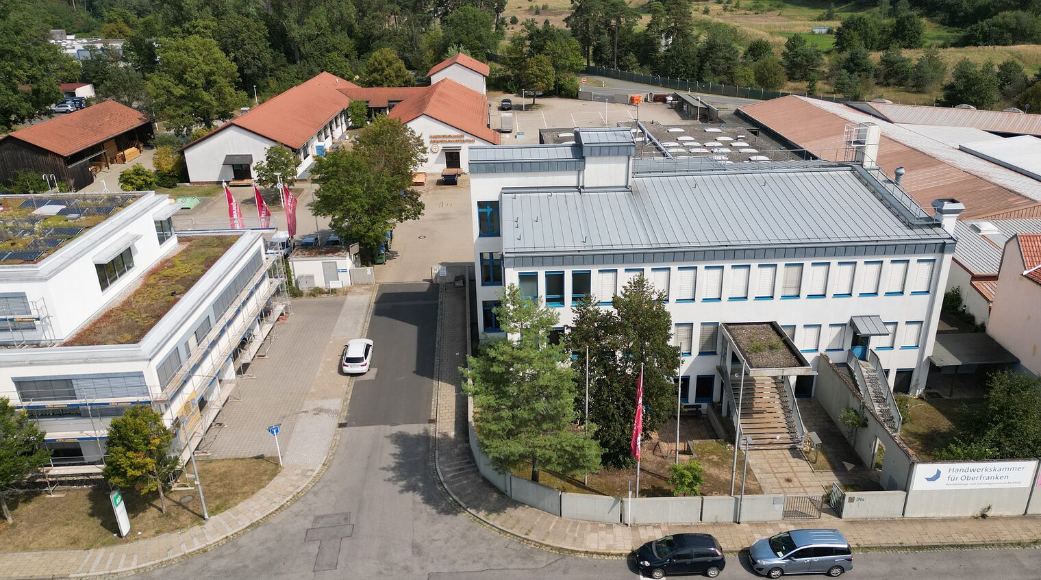 Luftaufnahme des Bildungszentrums Bamberg mit mehreren Gebäuden