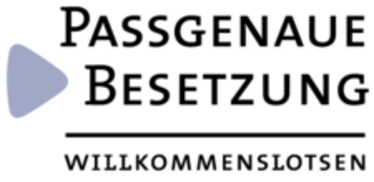 Logo des "Willkommenslotsen"-Programms mit einem grauen Pfeil nach links und Text "Willkommenslotsen" daneben