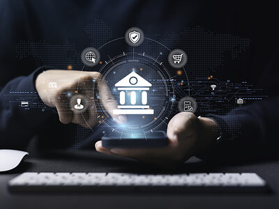 Person nutzt PC für digitale Finanztransaktionen, umgeben von Symbolen für Online-Banking, Sicherheit und globale Netzwerke.