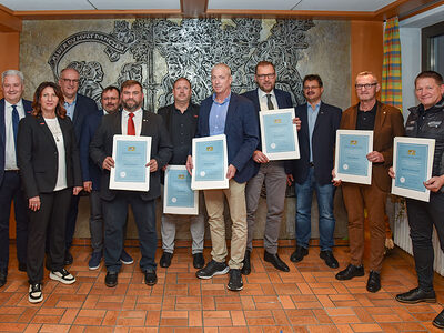 Die erfolgreichen Ausbilder aus dem oberfränkischen Handwerk erhielten eine Urkunde des Bayerischen Wirtschaftsministeriums. Die erfolgreichen Ausbilder aus dem oberfränkischen Handwerk erhielten eine Urkunde des Bayerischen Wirtschaftsministeriums.