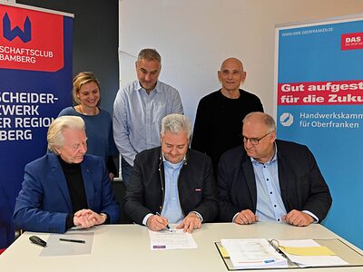 Bei der Unterzeichnung des Mitgliedsantrages der Vorstand des Wirtschaftsclubs und Vertreter der HWK: Wilfried Kämper, Kerstin Helmrich, Sascha Dorsch, Matthias Graßmann, Wolfgang Heyder und Reinhard Bauer (von links)