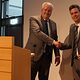 Präsident Graßmann schüttelt dem neuen Geschäftsführer Sebastian Serfas die Hand.