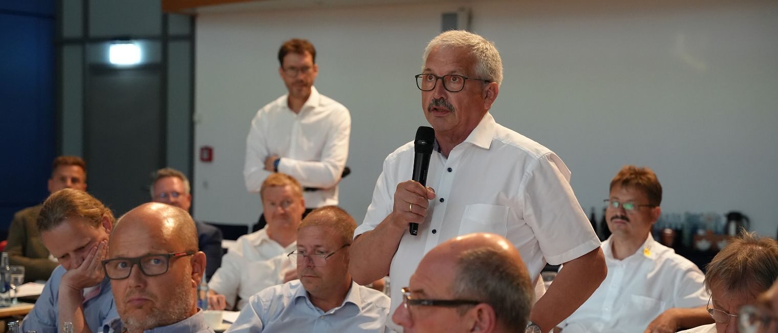 Vollversammlungsmitglied Manfred Ammon stellt eine Frage im Plenum.