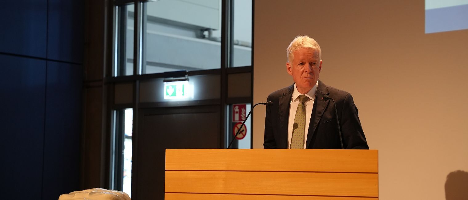 ZDH-Generalsekretär Holger Schwannecke spricht am Rednerpult.