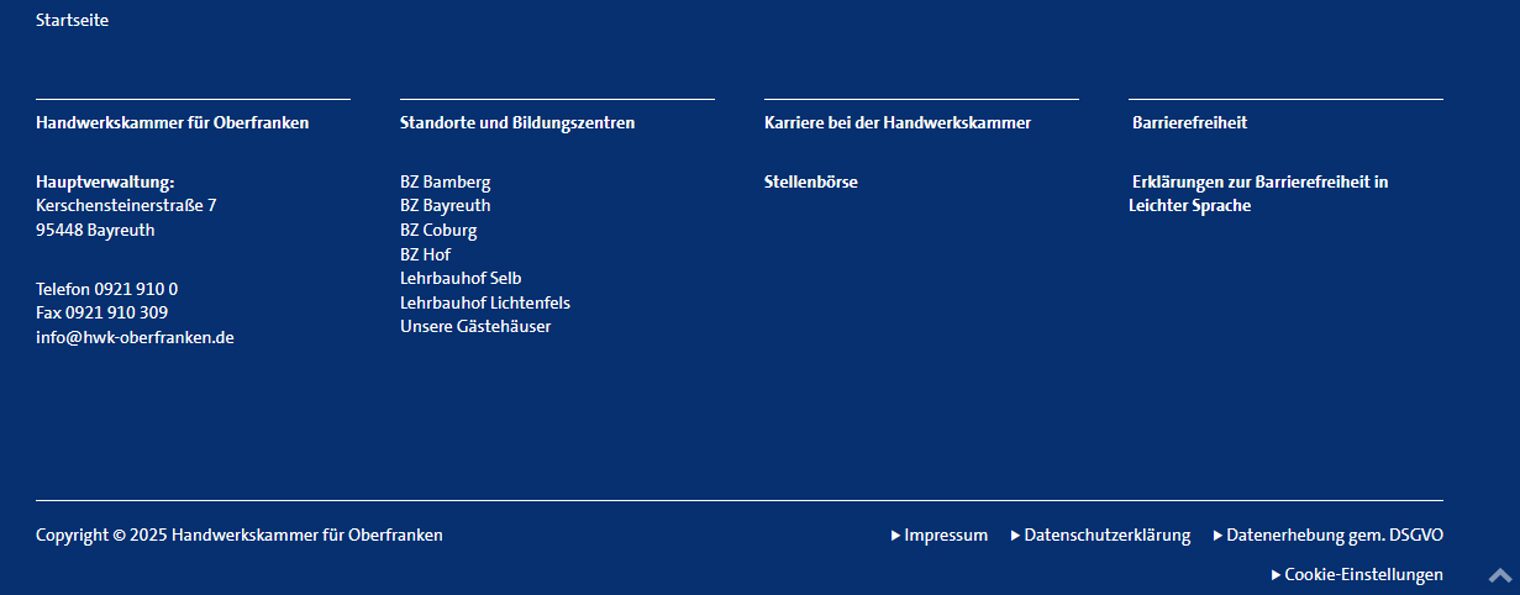 Fußzeile einer Website der Handwerkskammer Oberfranken mit Informationen zu Kontaktmöglichkeiten, Standorten, Karriere, Barrierefreiheit und Links
