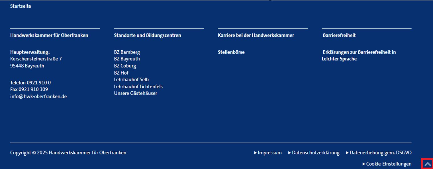 Fußzeile einer Website der Handwerkskammer Oberfranken mit Informationen zu Kontaktmöglichkeiten, Standorten, Karriere, Barrierefreiheit und Links und einem Pfeil.