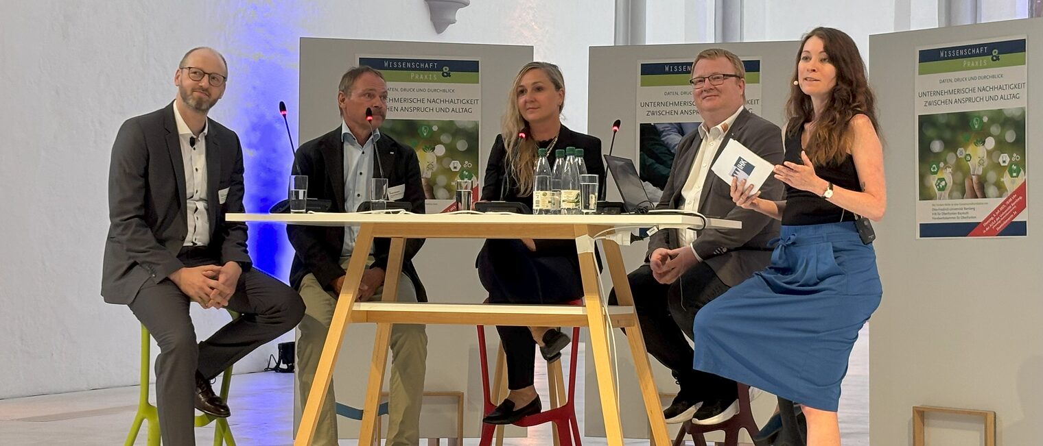 Frank Schiemann, Sergio Drawert, Nicole Wagner, Johannes Lange und Sandra Peter führen eine Podiumsdiskussion.