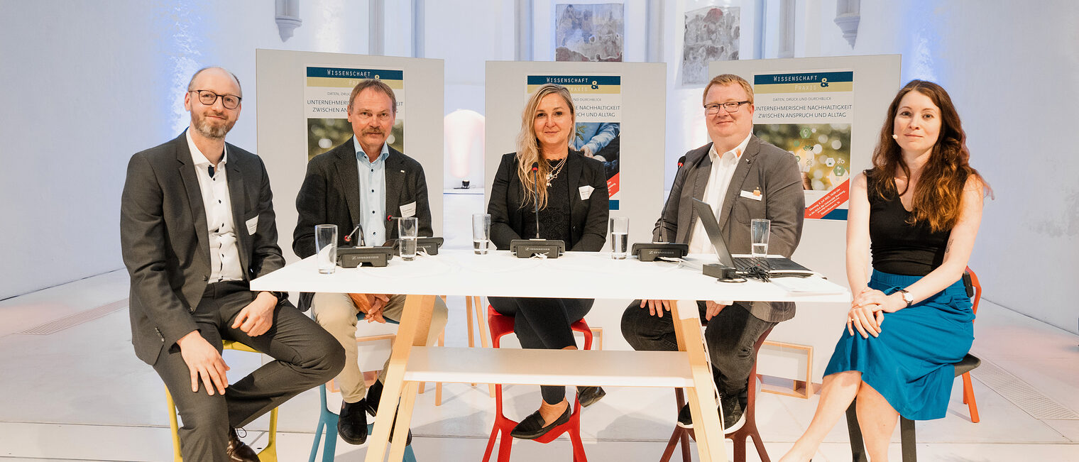 Frank Schiemann, Sergio Drawert, Nicole Wagner, Johannes Lange und Sandra Peter von der IHK für Oberfranken Bayreuth posieren für ein Gruppenbild.