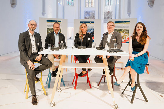 Frank Schiemann, Sergio Drawert, Nicole Wagner, Johannes Lange und Sandra Peter von der IHK für Oberfranken Bayreuth posieren für ein Gruppenbild.