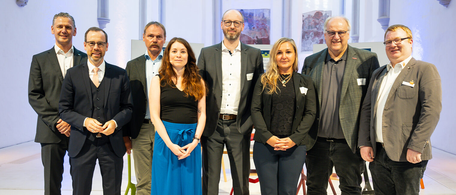 Gruppenbild von Andreas , Kai Fischbach, Sandra Peter, Professor Frank Schiemann, Nicole Wagner, Reinhard Bauer und Johannes Lange