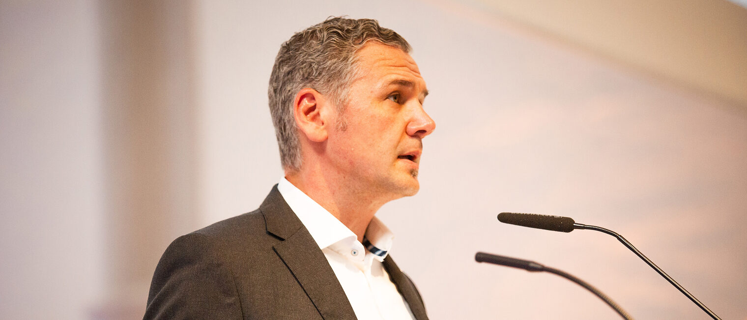 Andreas Schönberger spricht am Rednerpult.
