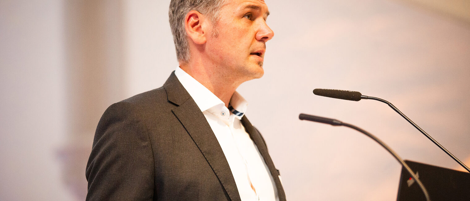 Andreas Scxhönberger spricht am Rednerpult.