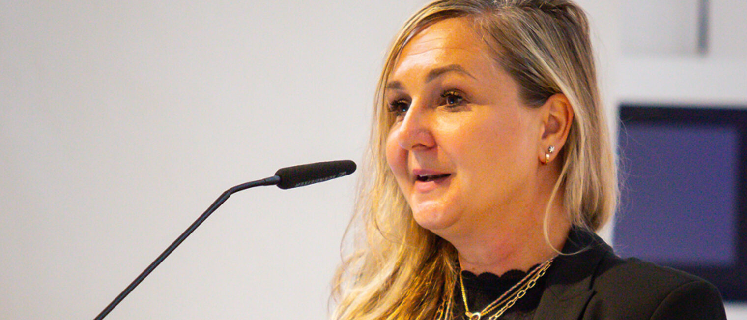 Nicole Wagner hält einen Vortrag am Rednerpult.