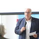 HWK-Geschäftsführer Reinhard Bauer spricht in ein Mikrofon.