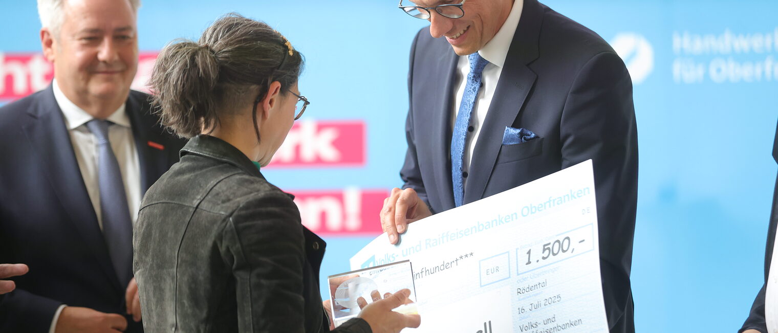 VR-Bank-Vorsitzender Joachim Hausner übergibt die Siegerurkunde an Daniela Witzgall.