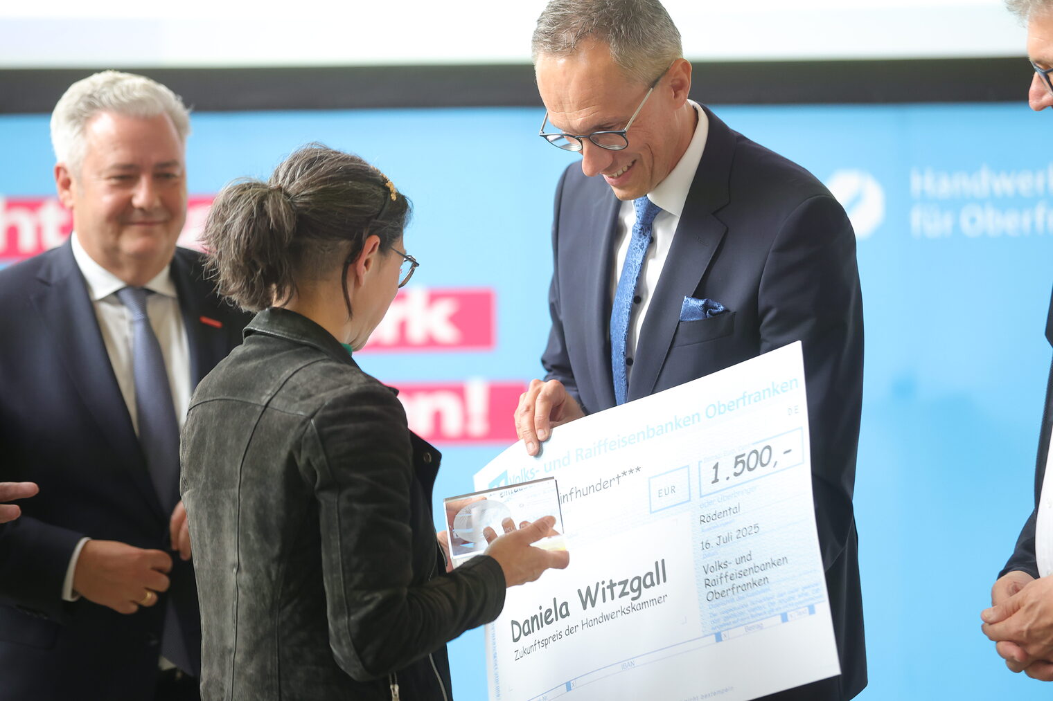 VR-Bank-Vorsitzender Joachim Hausner übergibt die Siegerurkunde an Daniela Witzgall.