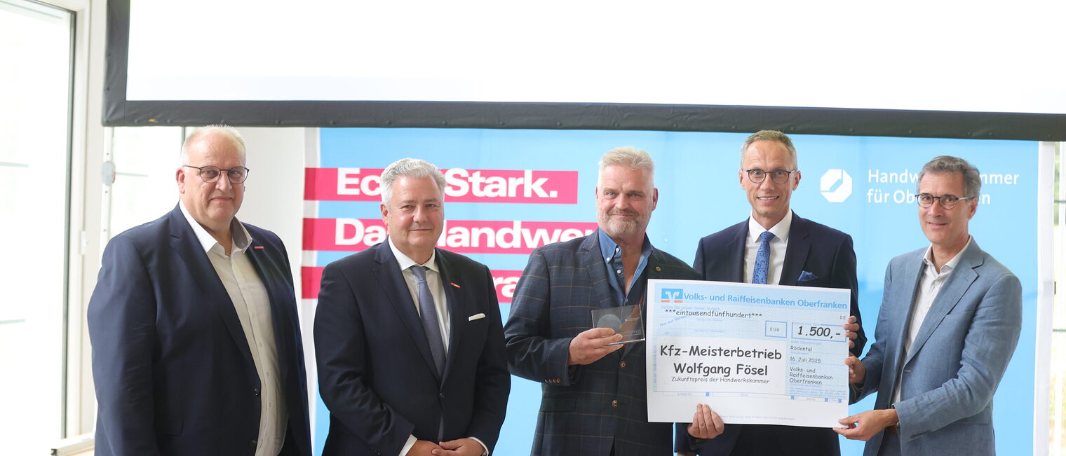 Gruppenbild bei der Siegerurkundenübergabe mit Reinhard Bauer, Matthias Graßmann, Wolfgang Fösel, Joachim Hausner und Professor Frank Döpper