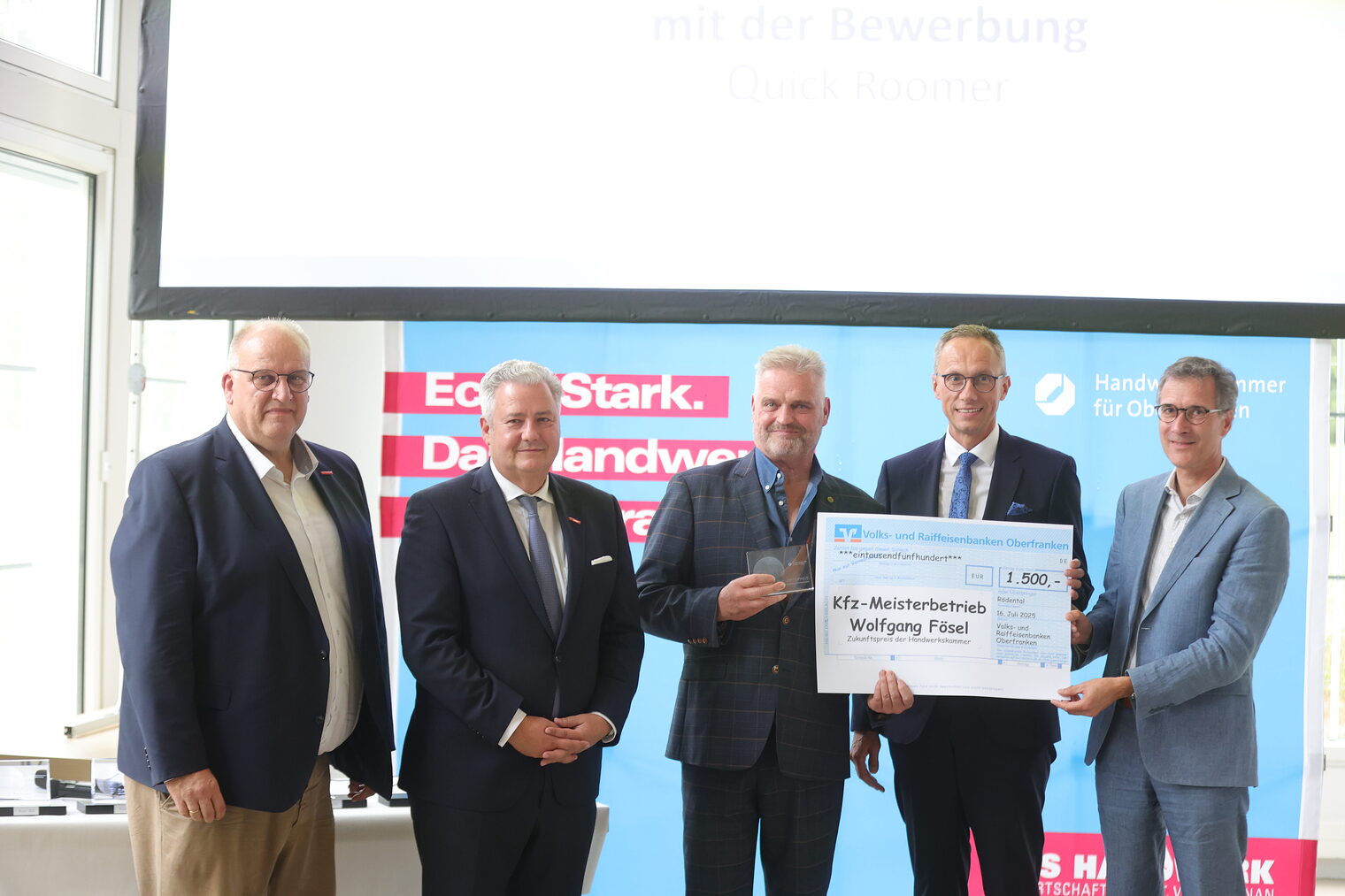Gruppenbild bei der Siegerurkundenübergabe mit Reinhard Bauer, Matthias Graßmann, Wolfgang Fösel, Joachim Hausner und Professor Frank Döpper