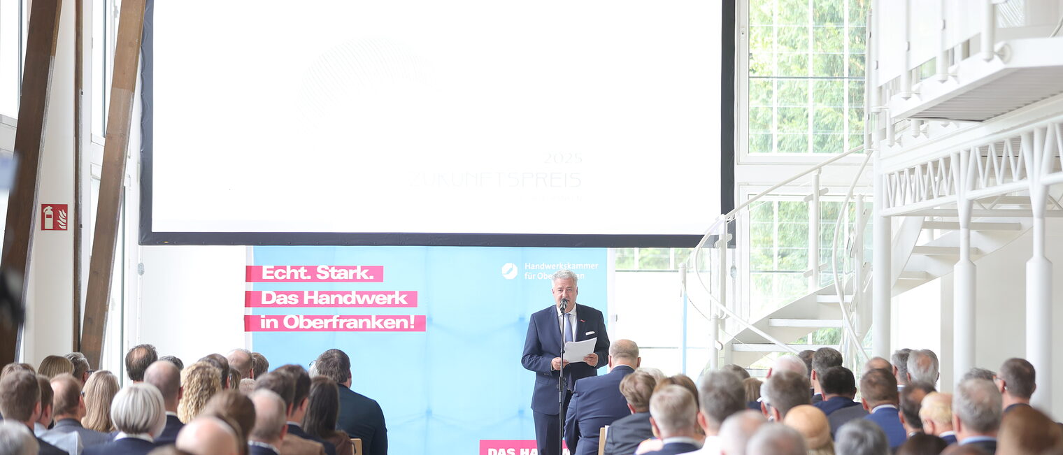 HWK-Präsident Matthias Graßmann spricht vor den Gästen des Zukunftspreises 2025 in einem Sitzungssaal.