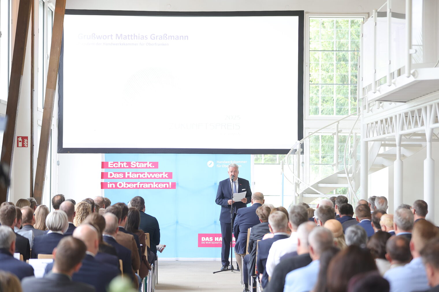 HWK-Präsident Matthias Graßmann spricht vor den Gästen des Zukunftspreises 2025 in einem Sitzungssaal.