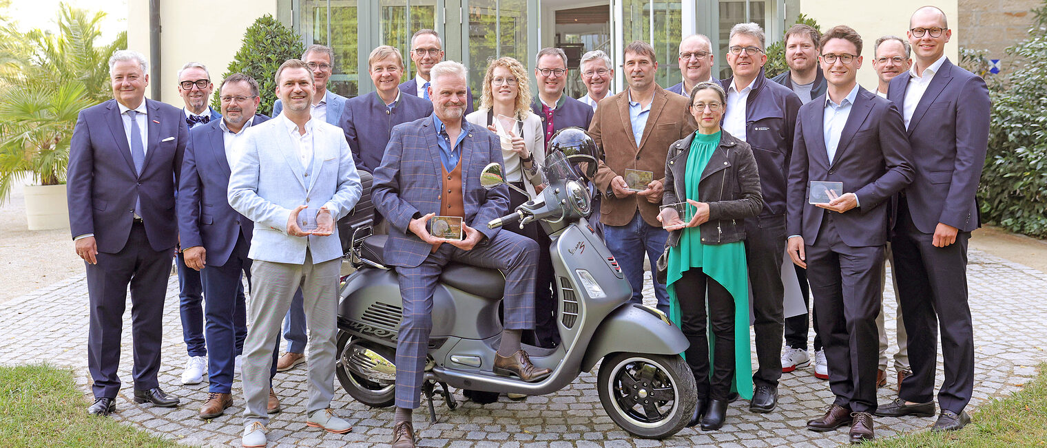 Gruppenbild der Preisträger, Juroren und HWK-Präsidenten und HWK-Hauptgeschäftsführer