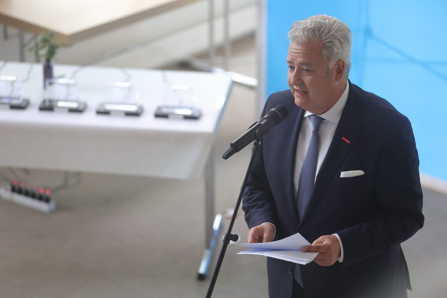 HWK-Präsident Matthias Graßmann spricht in ein Mikrofon.