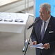 HWK-Präsident Matthias Graßmann spricht in ein Mikrofon.