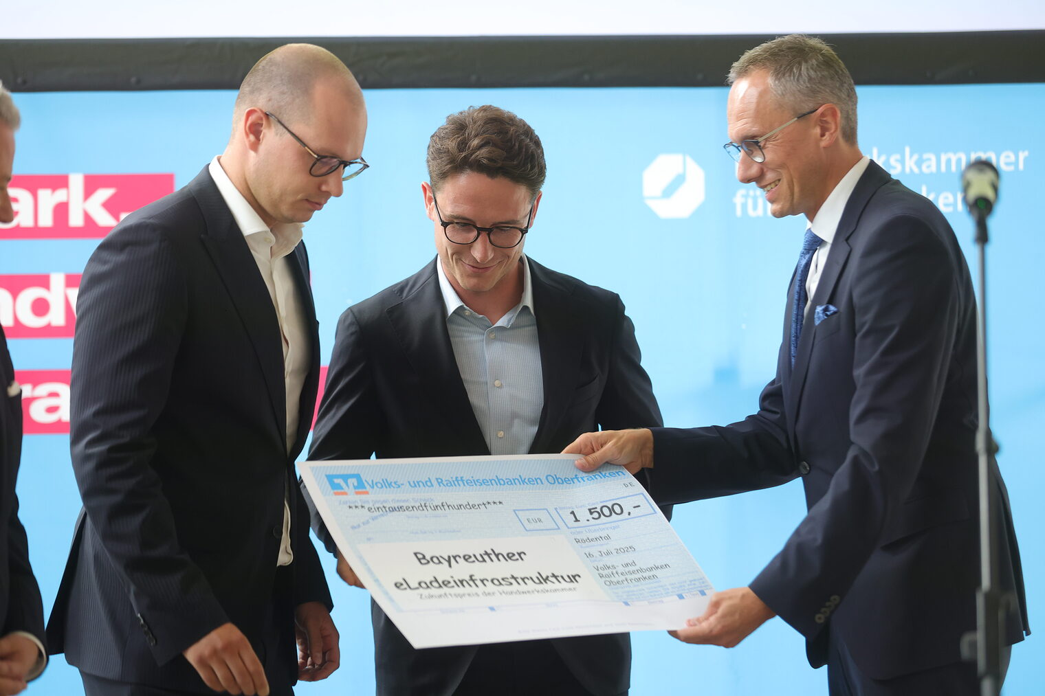 VR-Bank Vorsitzender Joachim Hausner übergibt Marius Körlin und Tom Hillgruber ihre Siegerurkunde.