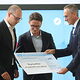 VR-Bank Vorsitzender Joachim Hausner übergibt Marius Körlin und Tom Hillgruber ihre Siegerurkunde.