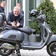 Wolfgang Fösel posiert mit seinem Zukunftspreis und einer Vespa.