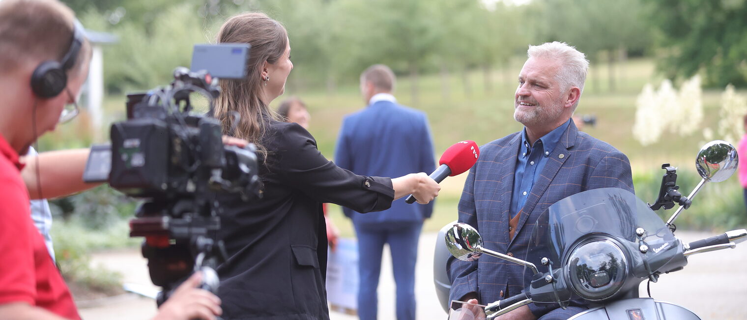 Die Moderatorin von TV Oberfranken interviewt Wolfgang Fösel.