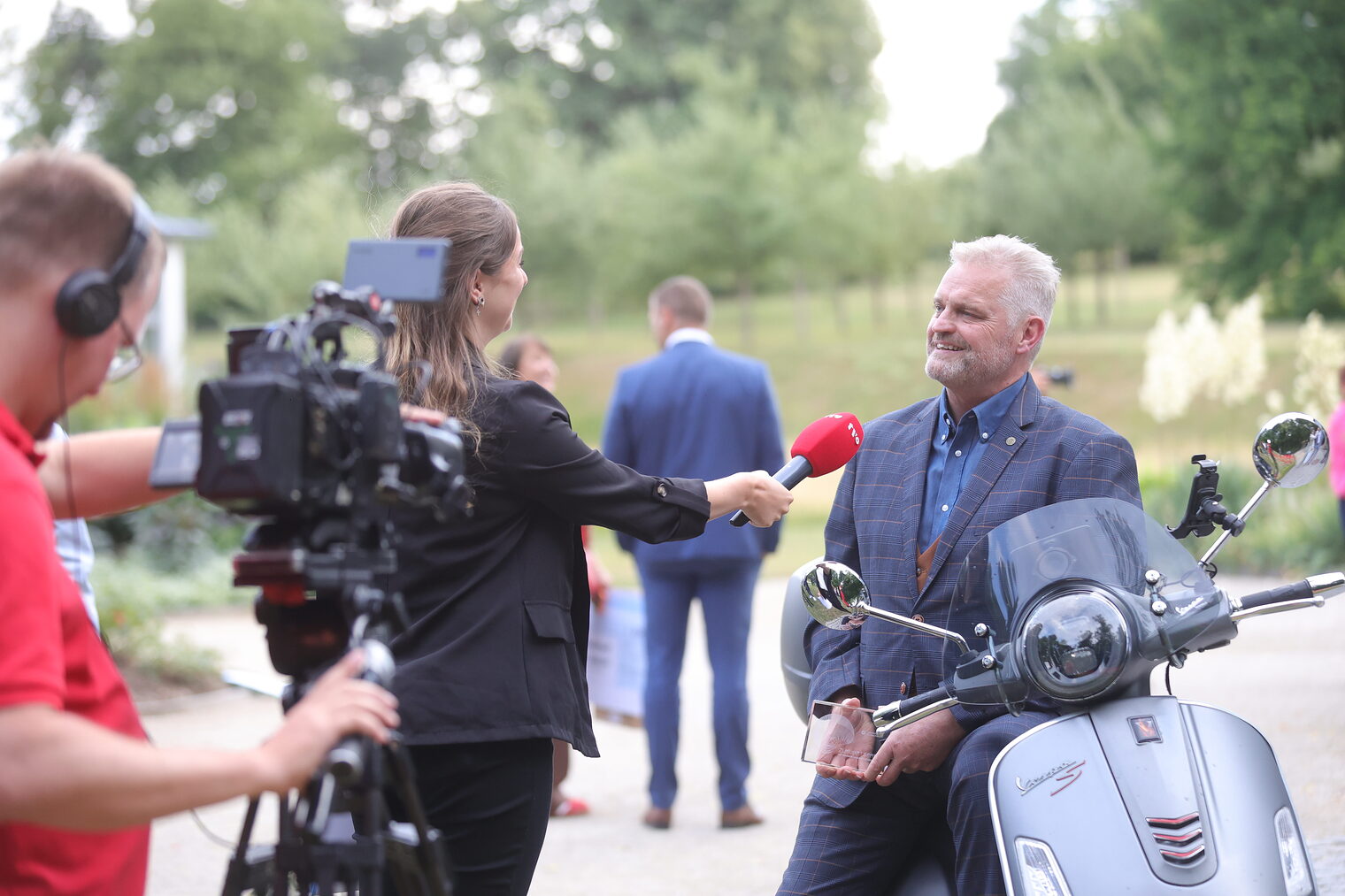 Die Moderatorin von TV Oberfranken interviewt Wolfgang Fösel.