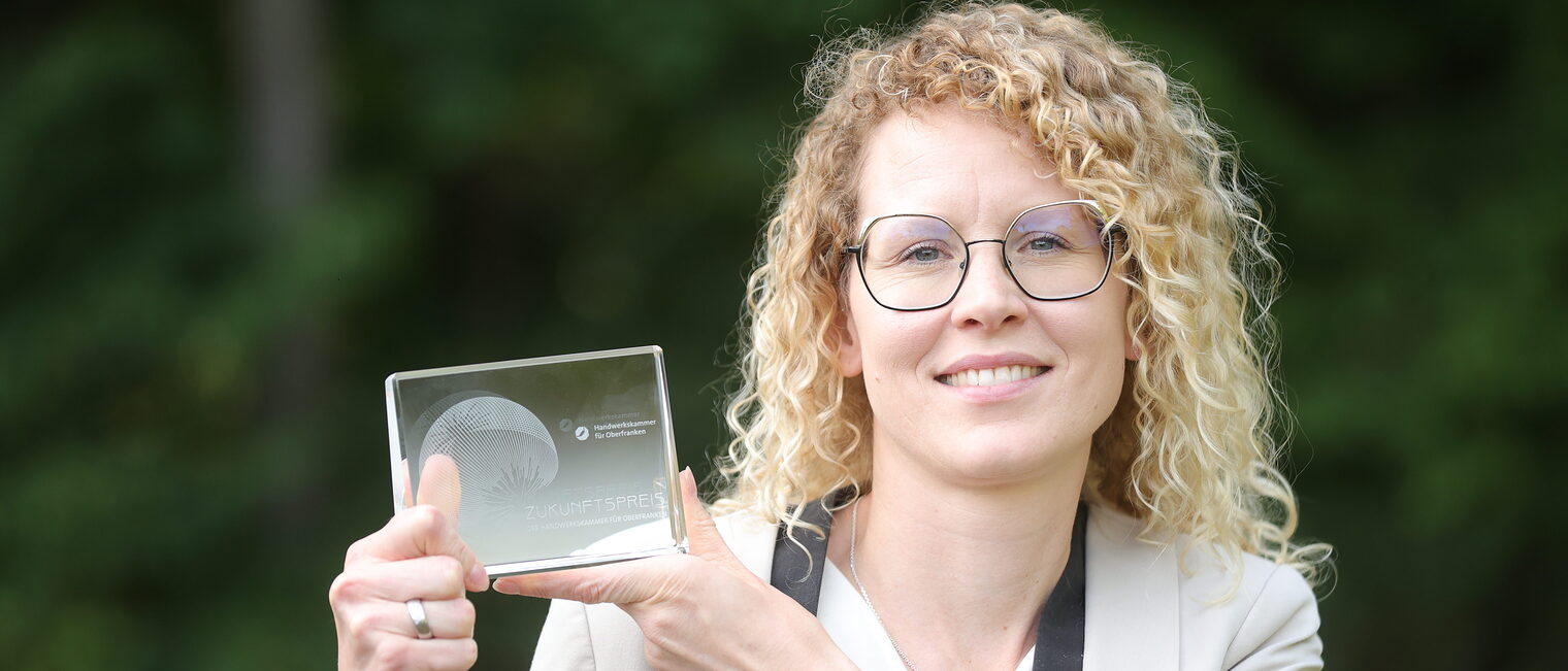 Melanie Kundmüller posiert mit ihrem Zukunftspreis.