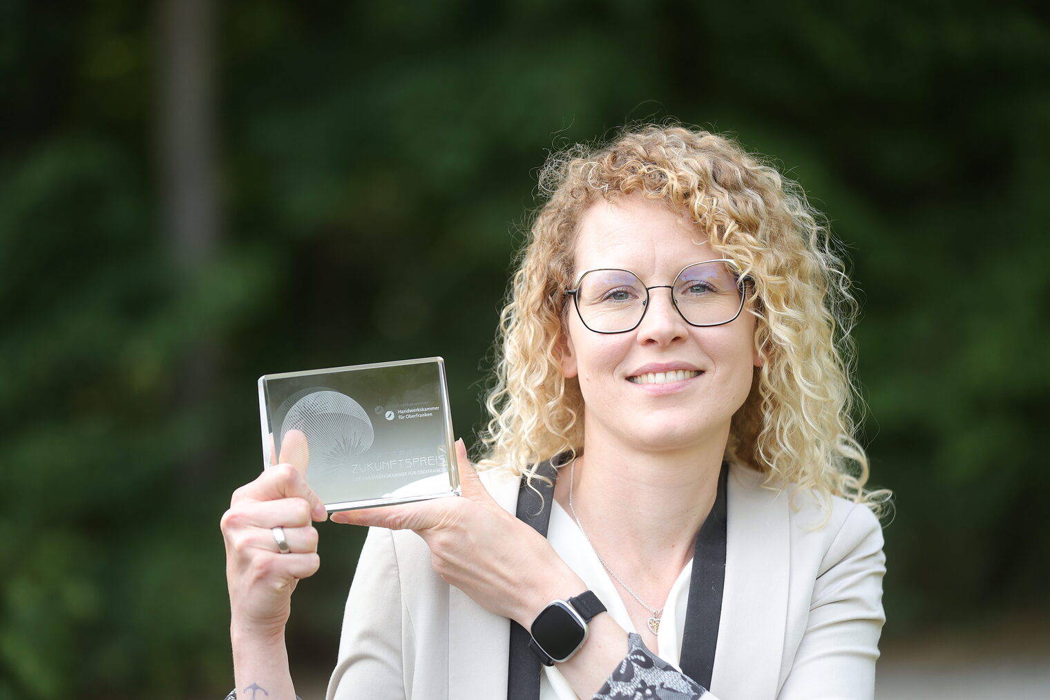 Melanie Kundmüller posiert mit ihrem Zukunftspreis.