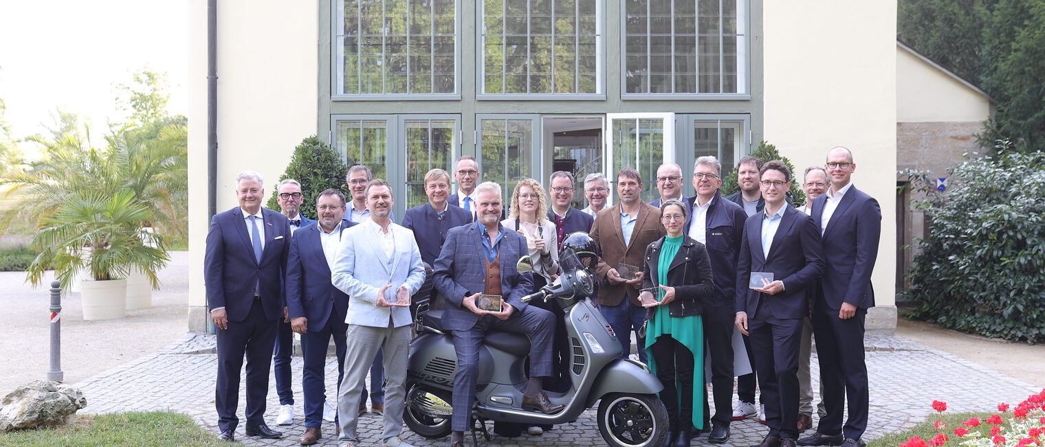 Gruppenbild der Gewinner des Zukunftspreises, der Juroren und HWK-Präsident und HWK-Hauptgeschäftsführer
