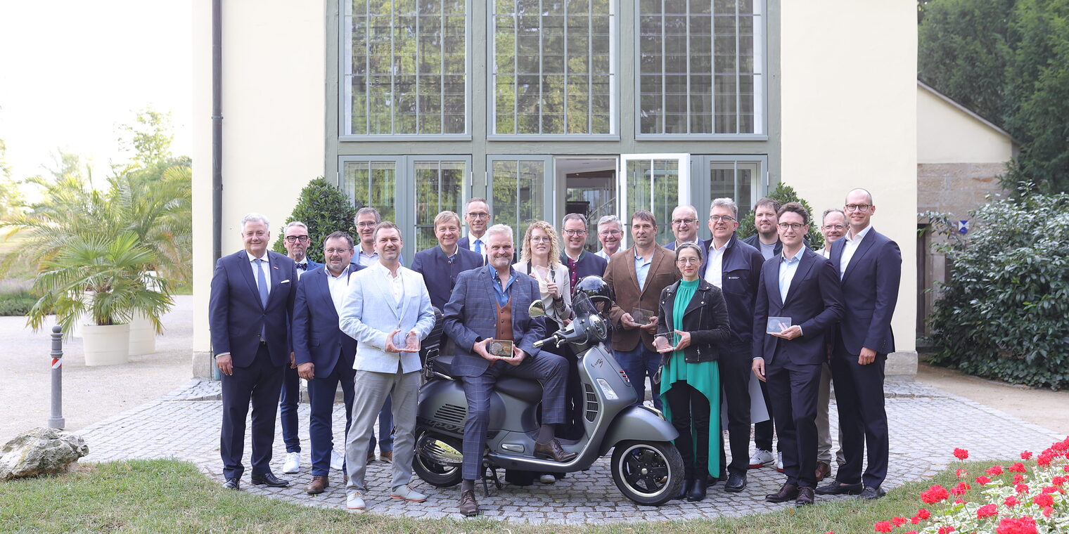 Gruppenbild der Gewinner des Zukunftspreises, der Juroren und HWK-Präsident und HWK-Hauptgeschäftsführer