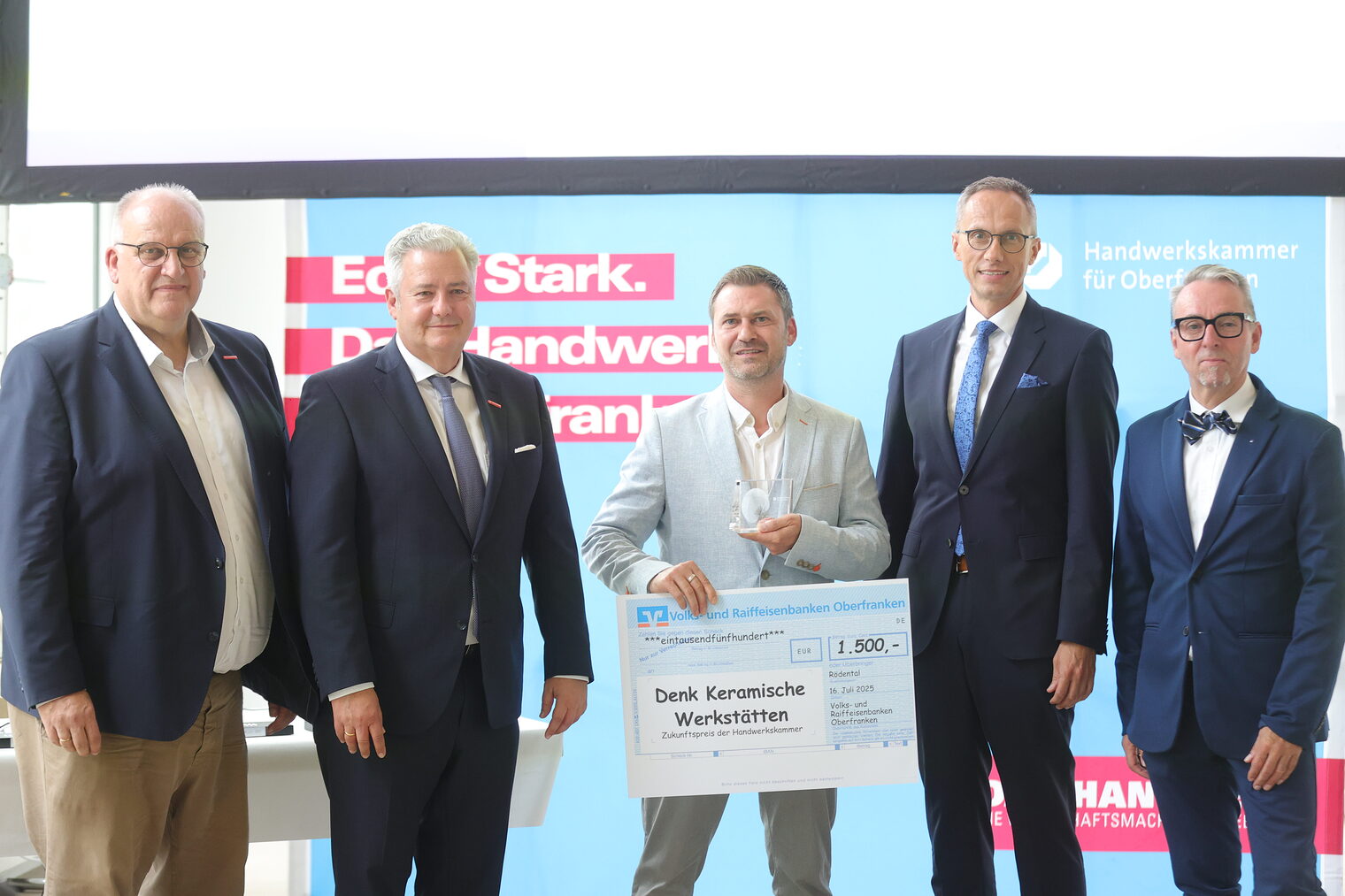 Gruppenbild bei der Übergabe der Siegerurkunde mit Reinhard Bauer, Matthias Graßmann, Patrick Dellert, VR-Vorsitzender Joachim Hausner und Dietmar Riess