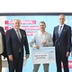 Gruppenbild bei der Übergabe der Siegerurkunde mit Reinhard Bauer, Matthias Graßmann, Patrick Dellert, VR-Vorsitzender Joachim Hausner und Dietmar Riess