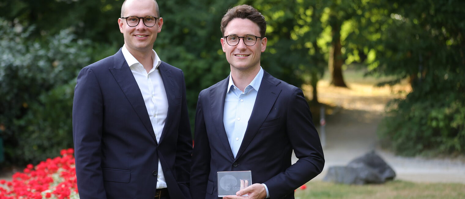 Marius Körlin und Tom Hillgruber präsentieren ihren Zukunftspreis.