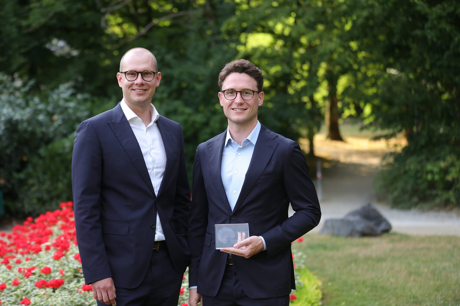Marius Körlin und Tom Hillgruber präsentieren ihren Zukunftspreis.