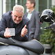Wolfgang Fösel präsentiert an seiner Vespa seinen Zukunftspreis.