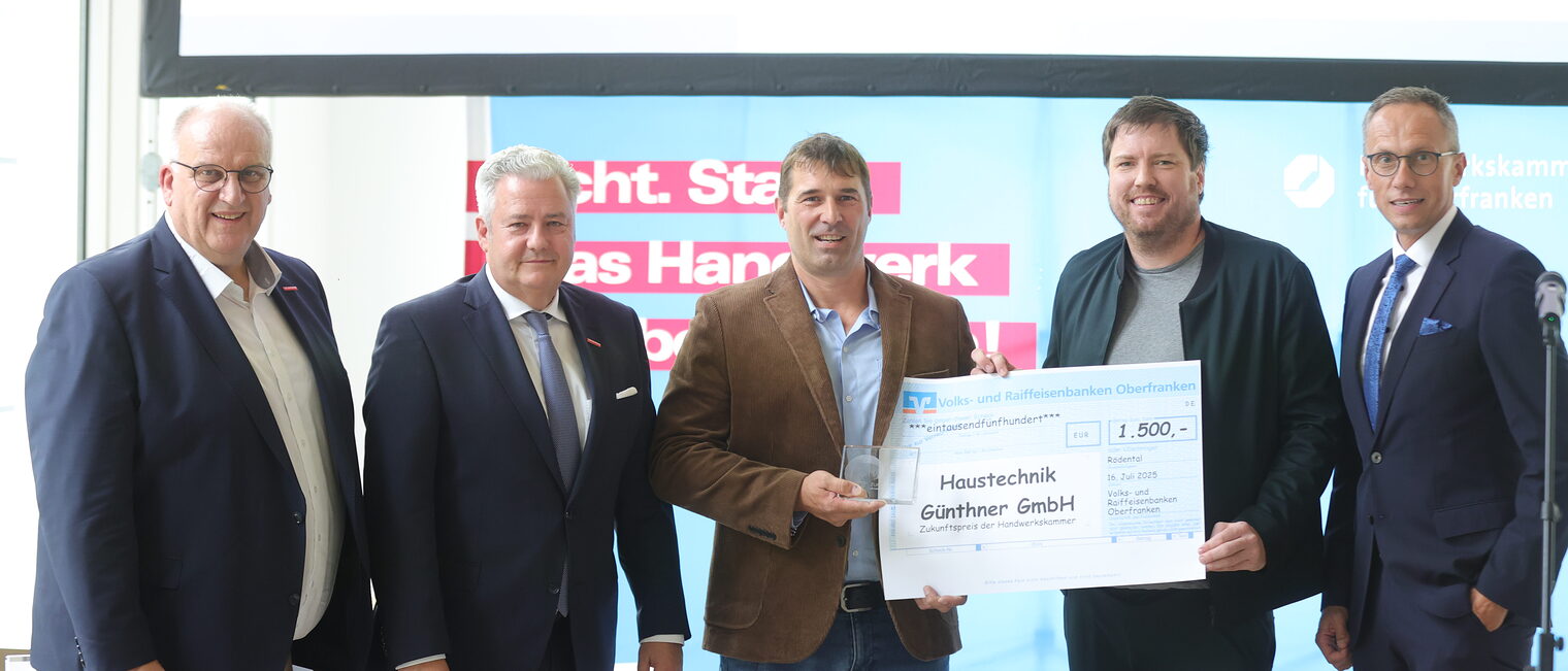 Gruppenbild der Urkundenübergabe mit Reinhard Bauer, Matthias Graßmann,, Jürgen Günthner und Professor Plessing