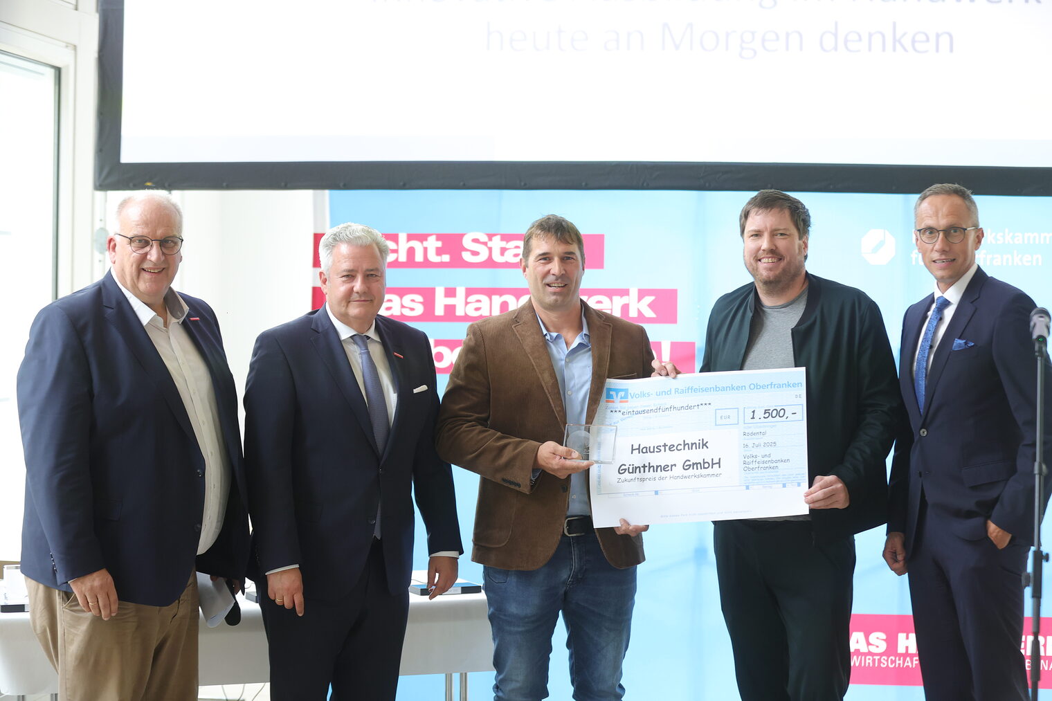 Gruppenbild der Urkundenübergabe mit Reinhard Bauer, Matthias Graßmann,, Jürgen Günthner und Professor Plessing