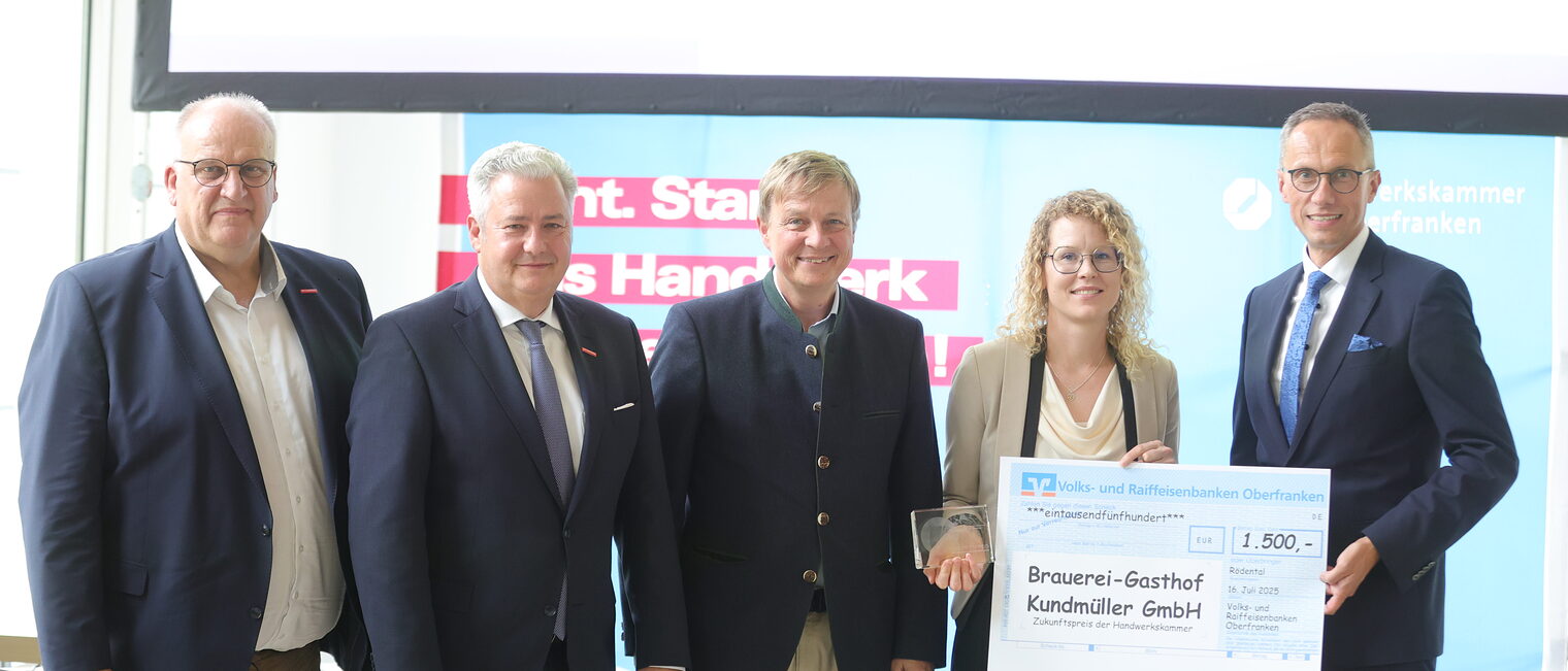 Gruppenbild der Urkundenübergabe mit Reinhard Bauer, Matthias Graßmann,, Melanie Kundmüller und VR-Bank-Vorsitzenden Joachim Hausner und Professor Tobias Plessing
